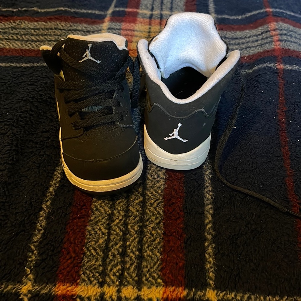 Toddler size 7c Jordans blank and white